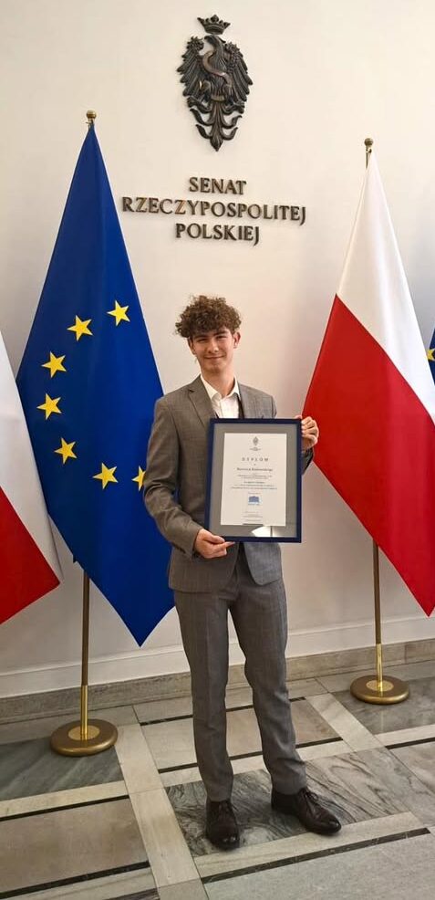 laureat konkursu Bartosz Bednarski w gmachu Senatu