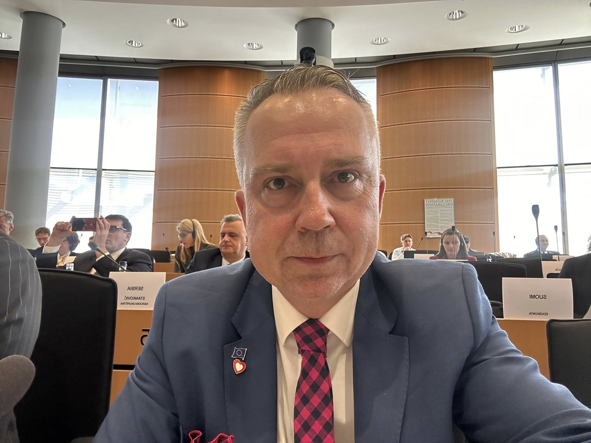 Senator Piotr Woźniak podczas konferencji AI Days w Parlamencie Europejskim